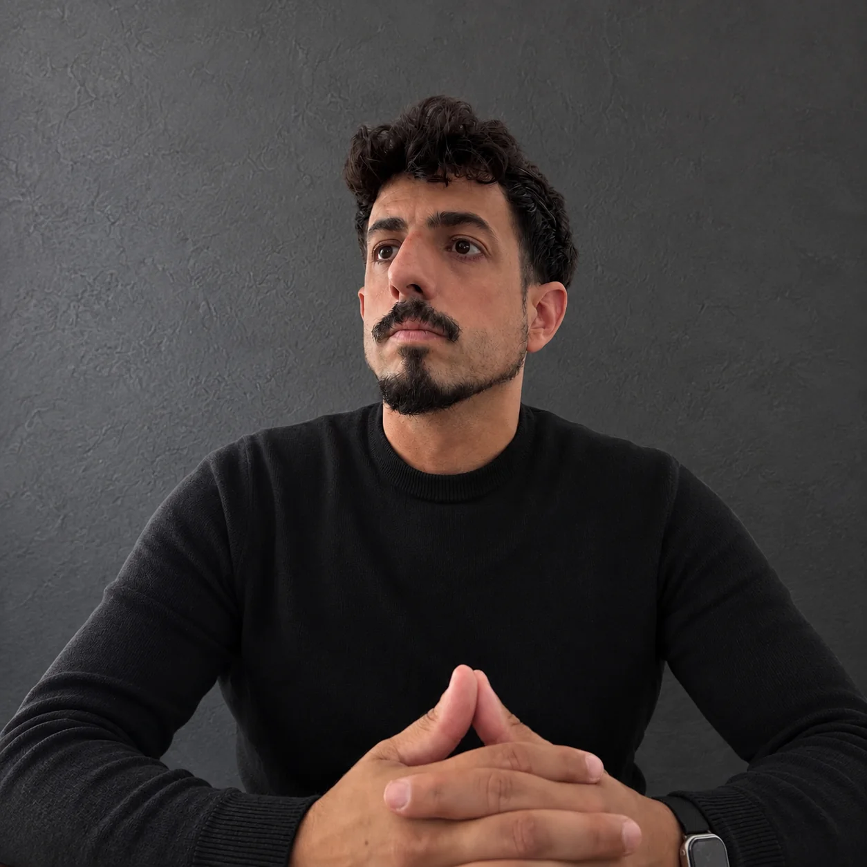 Retrato de Terón sobre un fondo gris oscuro